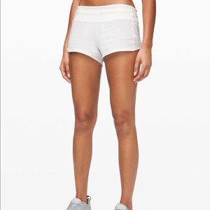 WHITE LULULEMON SPEED UP SHORTS 2.5IN